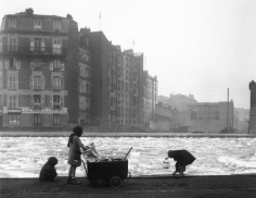Robert Doisneau, Les Glaneurs de charbon (The Coal-Pickers), Aubervilliers, France, 1947