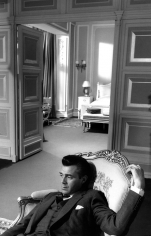 Bob Willoughby, Dirk Bogarde musing to himself on the set of “I Could Go on Singing”, Shepperton Studios, UK, 1962