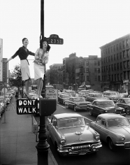 William Helburn, Lamppost (Carmen Dell’Orefice and Betsy Pickering), Harper’s Bazaar, 1958
