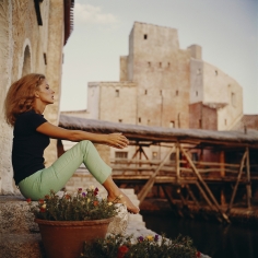 Slim Aarons, Dolores Guinnes, 1965: Catching the sun’s last rays in Costa Smerelda, Sardinia