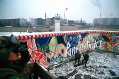 Harry Benson, U.S. Soldiers at the Berlin Wall, 1982