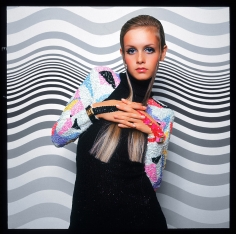 Bert Stern, Twiggy Before a Painting by Bridget Riley, 1967