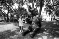 Mary Ellen Mark, John Schlesinger posing with an elephant, Honky Tonk Freeway, Sarasota, Florida, 1980