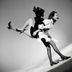 Arthur Elgort, Christy Turlington holding up Linda Evangelista, VOGUE Paris, 1989