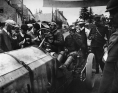 Jacques-Henri Lartigue, Try-outs of the New de Dietrich, Arther Duray at the Wheel, 1905