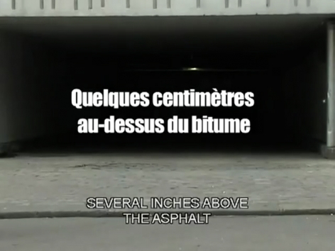 Quelques centimètres au dessus du bitume