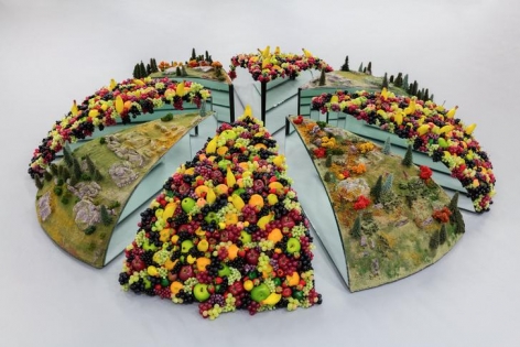 The Corpse, 2006. Mirror, plastic fruit, 8 sections, 15 x 91 x 91 inches (38.1 x 231.1 x 231.1 cm). MP 712