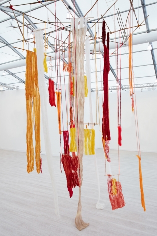 CECILIA VICUÑA, Boogie-Woogie Quipu, 2018