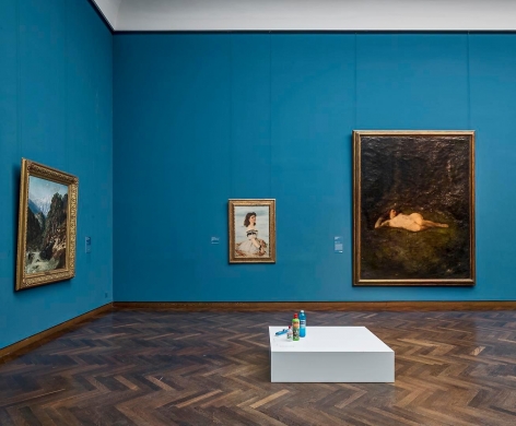 Erwin Wurm: One Minute Sculptures
