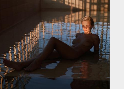 Mona Kuhn: Acido Dorado