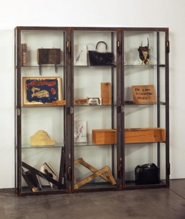 Georg Herold Vitrine, 1988