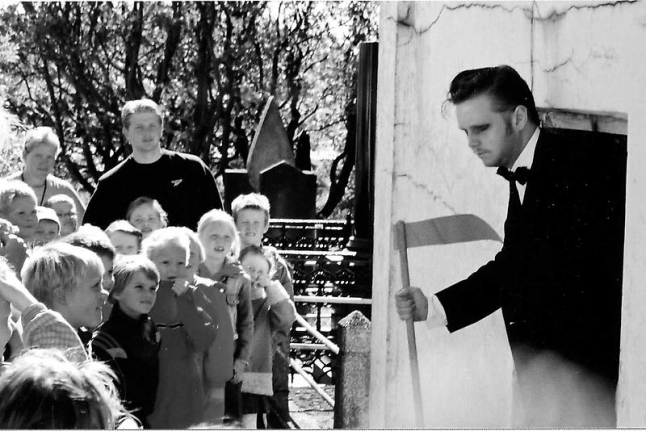 Ragnar Kjartansson Death and the children, 2002