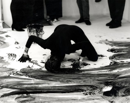Janine Antoni Loving Care, 1993