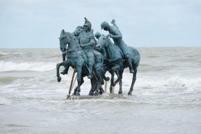 Men, 2018. Found bronze statues, 500 x 200 x 250 cm. Permanent installation.
