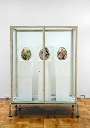 Martin Kippenberger, Untitled (Showcase with egg sculptures), 1996