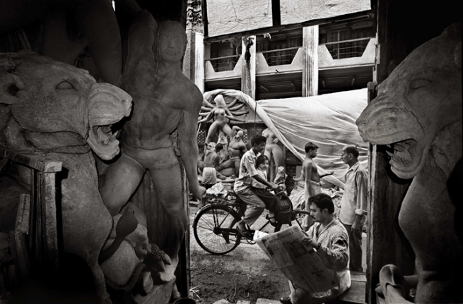 Raghu Rai Preparing for Durga Pooja, Kolkata 1999 Digital print on archival paper 20 x 30 in