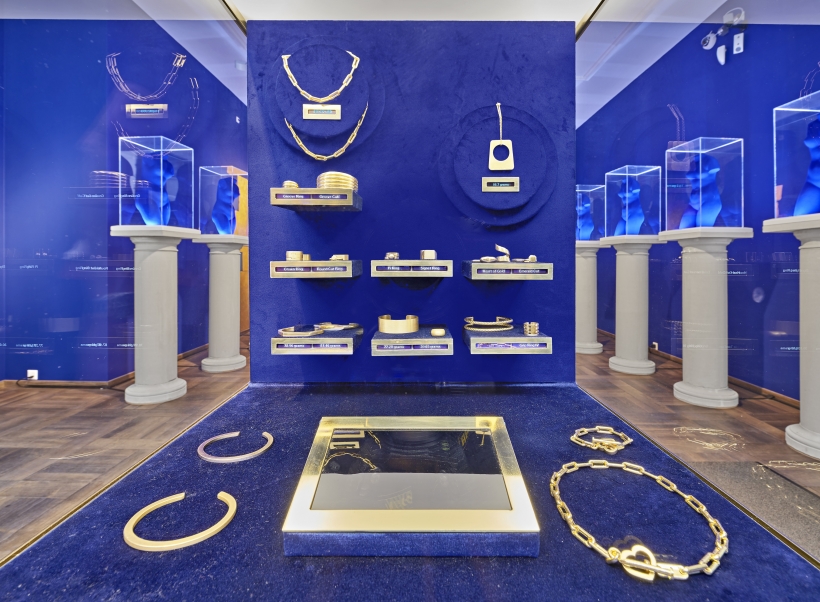 Diana Widmaier Picasso presenting Menē 24K Gold Jewellery