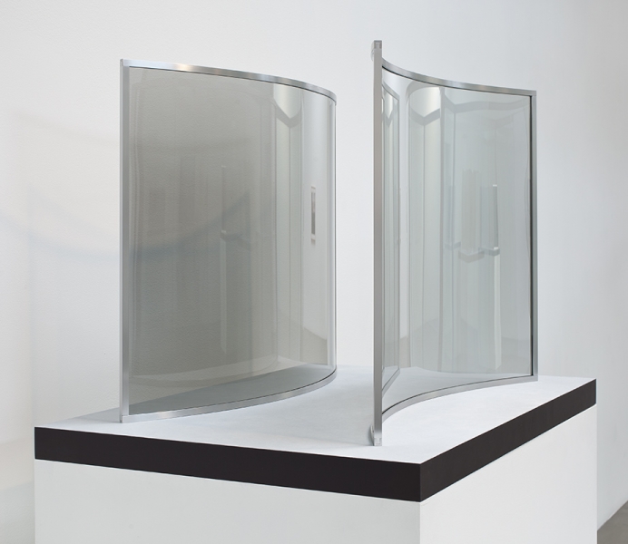 dan graham - non-facing concave
