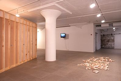 Installation view, Intermediate II, Greene Naftali, New York, 2001