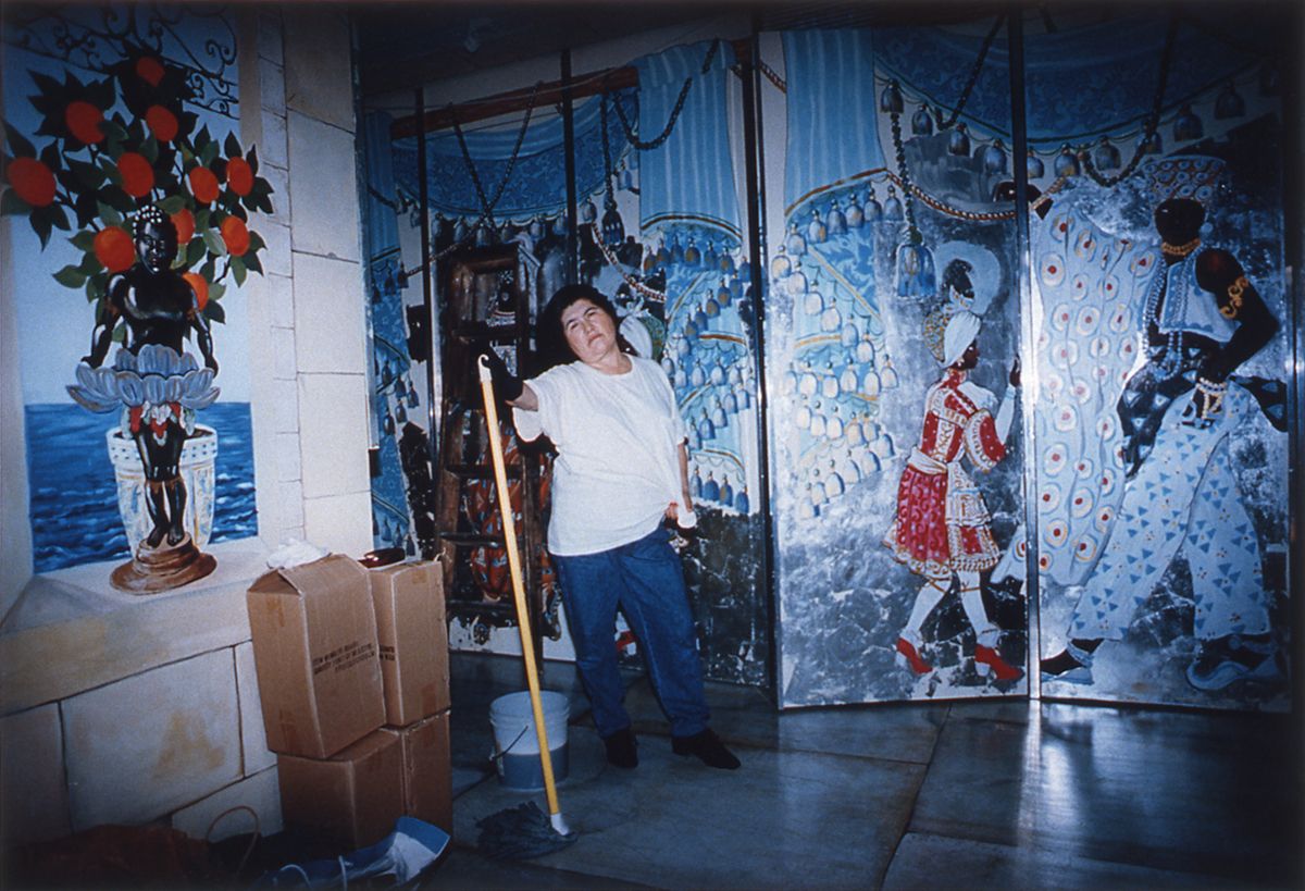 Daniela Rossell, Untitled (Leo's Mopper), 1997, cibachrome, 11 x 16 inches, edition of 5