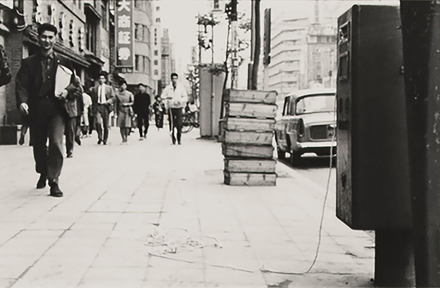 Jiro Takamatsu's performance with 'string' in The 6th Mixer Plan., 1963