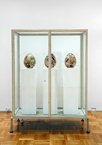 Martin Kippenberger, Untitled (Showcase with egg sculptures), 1996