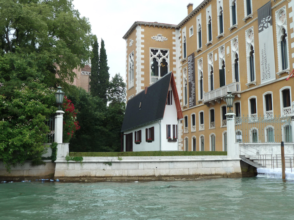 Erwin Wurm, Narrow House