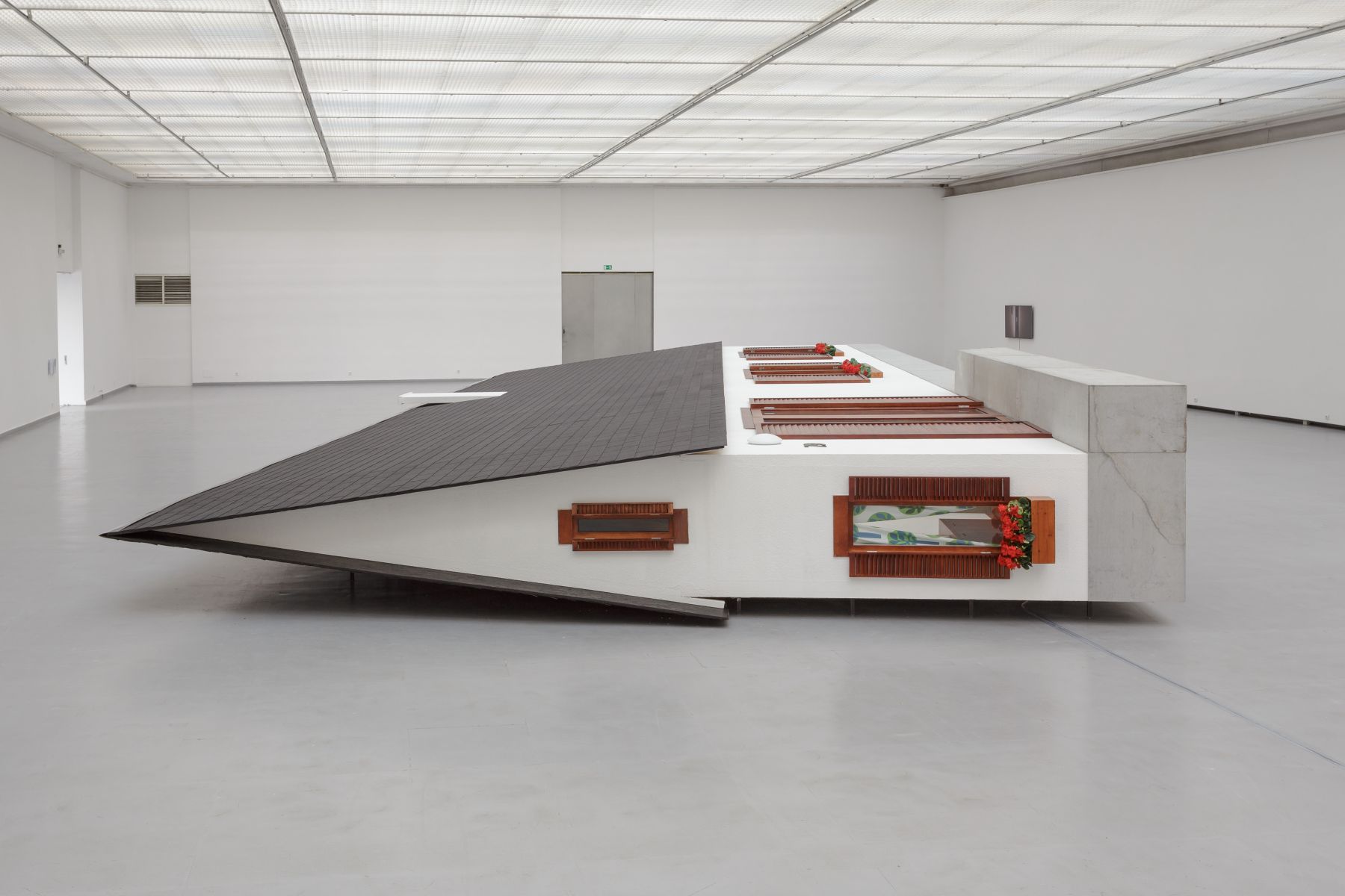 Erwin Wurm, Narrow House, Installation view