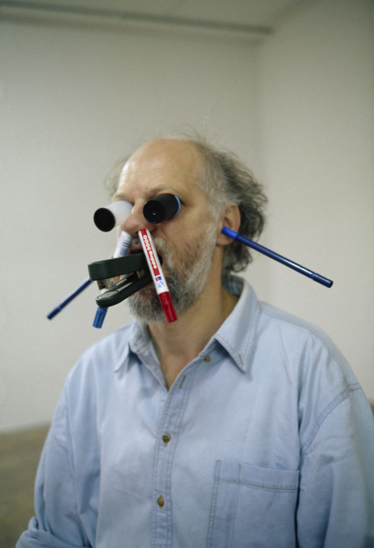 ERWIN WURM One Minute Sculpture, 1997