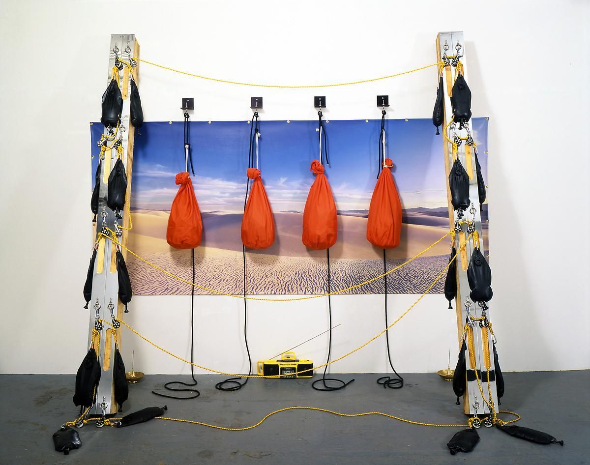 é¿ä»è·æ¯å
é Piece Without A Center, 1990