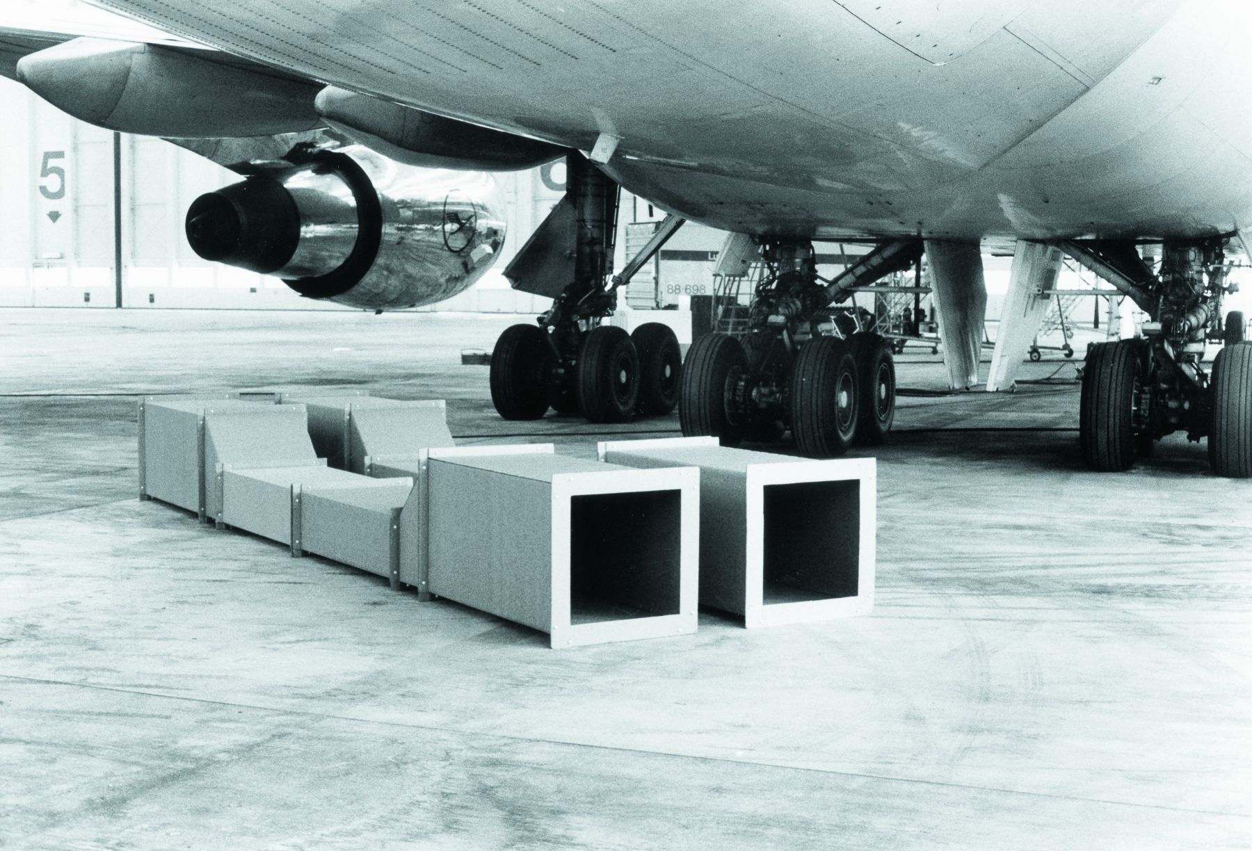 Viekantrohre (Square Tubes), Series DW, at Frankfurt am Main airport