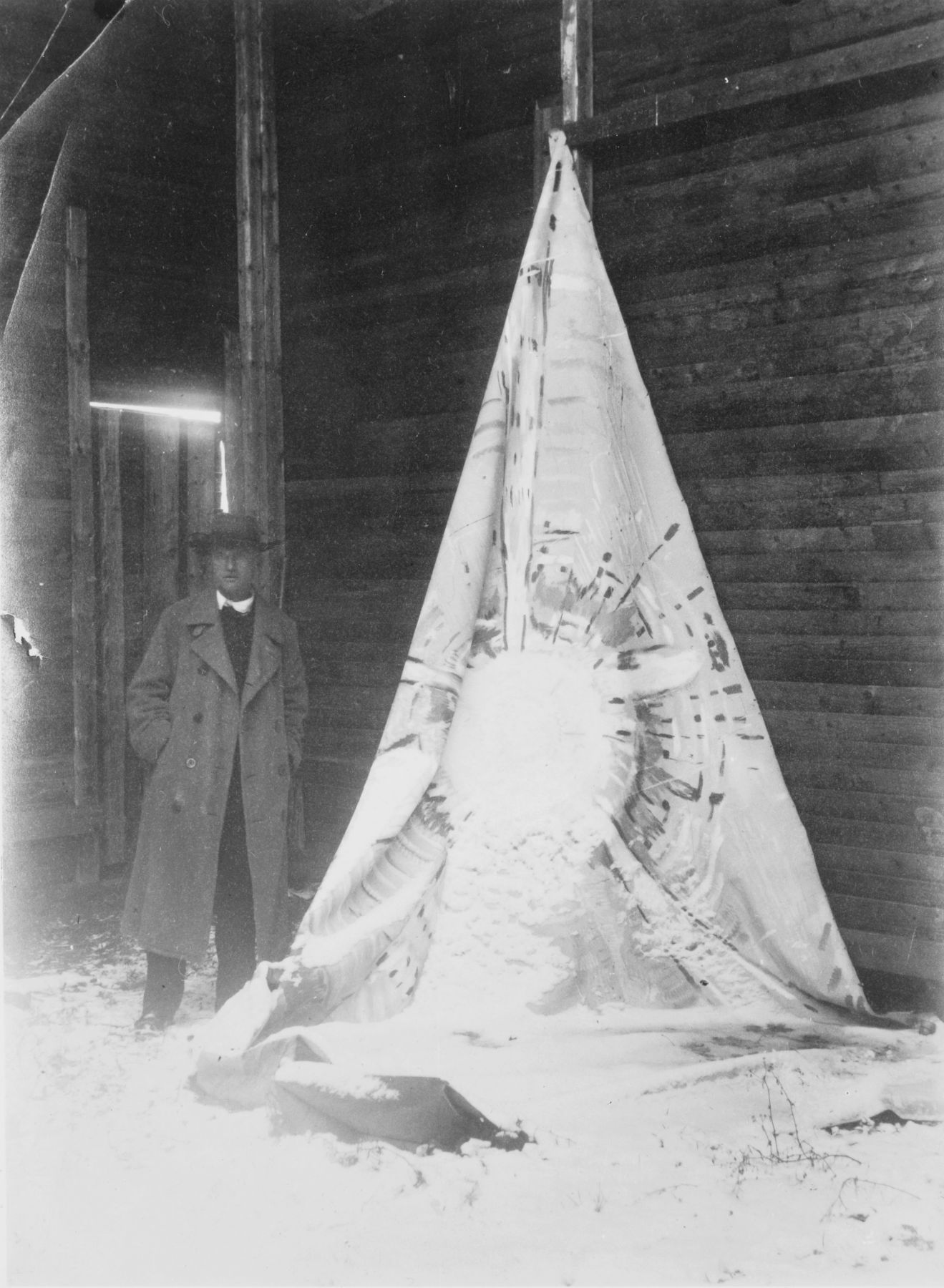 Photographer Unknown, Munch stand next to Solen (The Sun), circa 1911