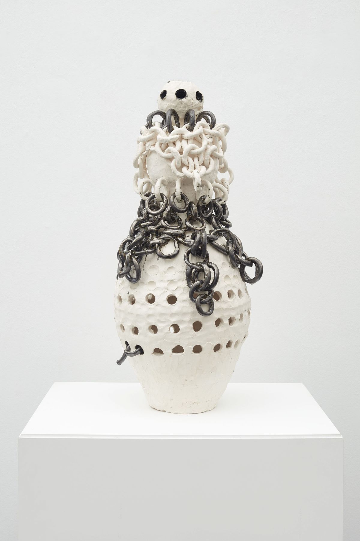 Ceramic work with interlocking chains by ektor garcia
