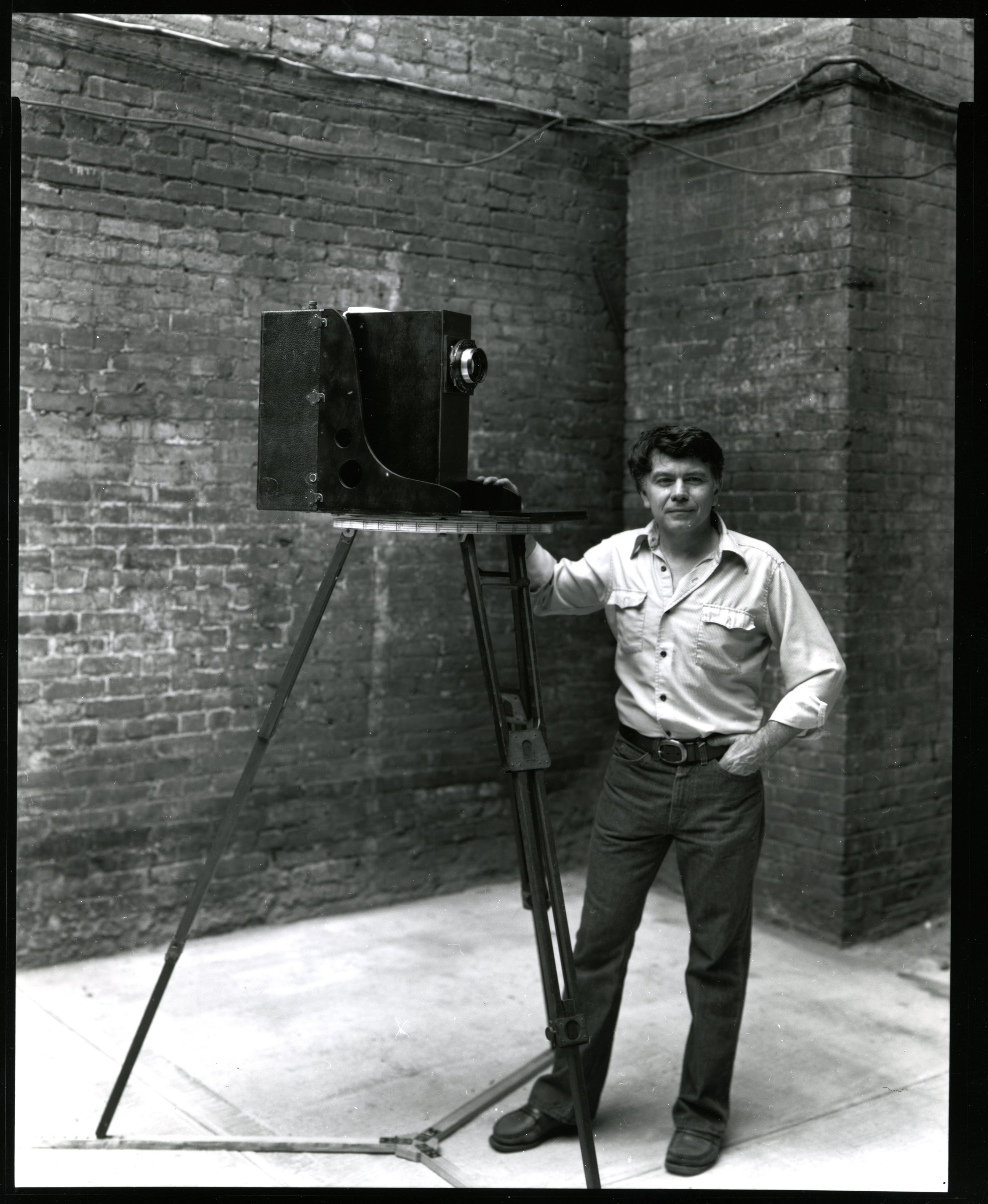 Black and white photographic portrait of Kenneth Snelson