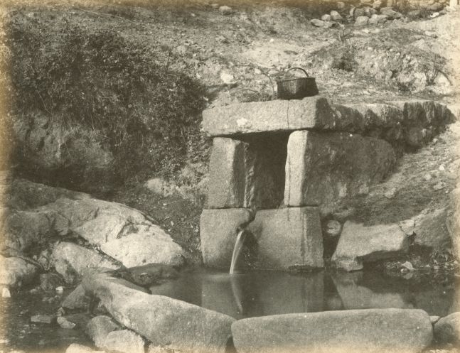 Hugh OWEN (English, 1808-1897) Washing place with basket Albumen print, 1860s-1870s, from a paper negative, before 1855 17.4 x 22.2 cm mounted on 26.0 x 28.3 cm album sheet Numbered "74" in pencil on mount