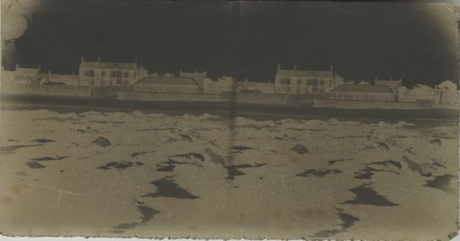 Attributed to Dr. Thomas KEITH (Scottish, 1827-1895) Unidentified farm house, 1853-1856 Waxed paper stereoscopic negatives 7.9 x 15.3 cm