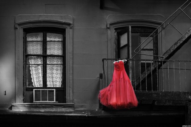 https://threecolumnblogger.com/black-and-white-picture-with-one-colour/