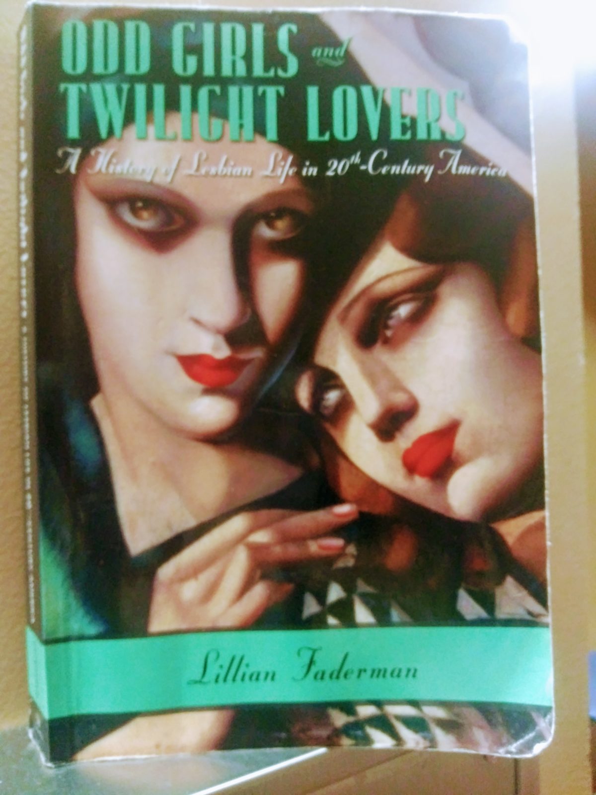 Odd Girls and Twilight Lovers: A History of Lesbian Life in 20th Century America