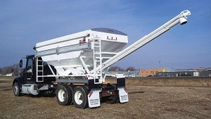 Simonsen SMC4816S 16 Ton Rear Auger Tender | Simonsen Industries