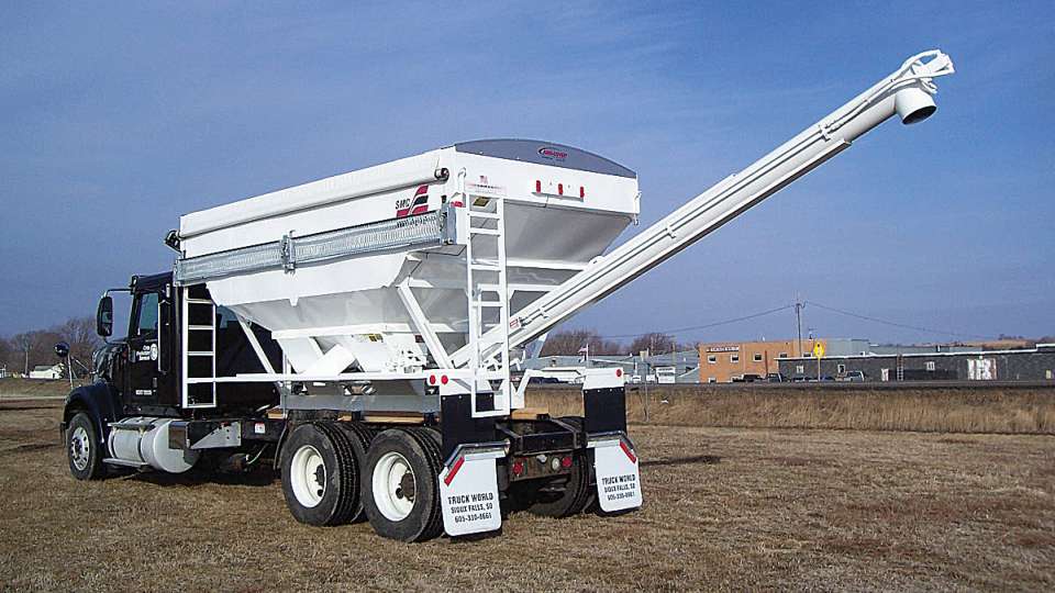 Simonsen SMC4816S 16 Ton Rear Auger Tender | Simonsen Industries