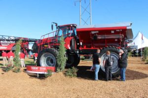Trident 5550 Liquid/Dry Combination Applicator | Case IH