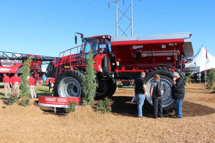 Trident 5550 Liquid/Dry Combination Applicator | Case IH
