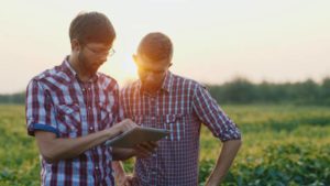 Connectivity Brings Expert Knowledge to the Digital Farmer-Ag Retailer Relationship
