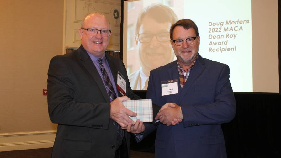 Dean Roy Award - Rodney presents to Doug Mertens[8094]