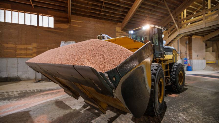 Koch WOLF TRAX DDP micronutrients uniformly coat the entire surface of dry fertilizer granules. The product’s innovative formulation delivers nutrients in closer proximity to growing roots, allowing crops to consistently access the right rate throughout the growth cycle.