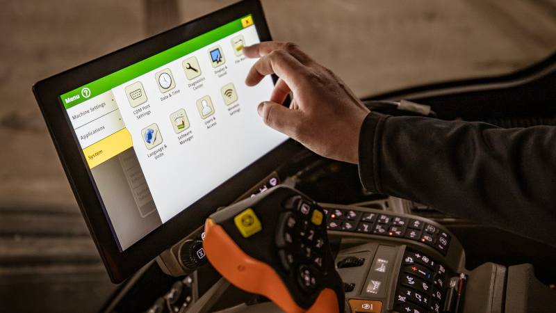 RDO Equipment Co.’s Agronomist Maria Zepeda recalls her dad’s shoebox filling system to explain how a free Farm Management System (FMS) - the John Deere Operations Center – streamlines application documentation and reveals insights. 