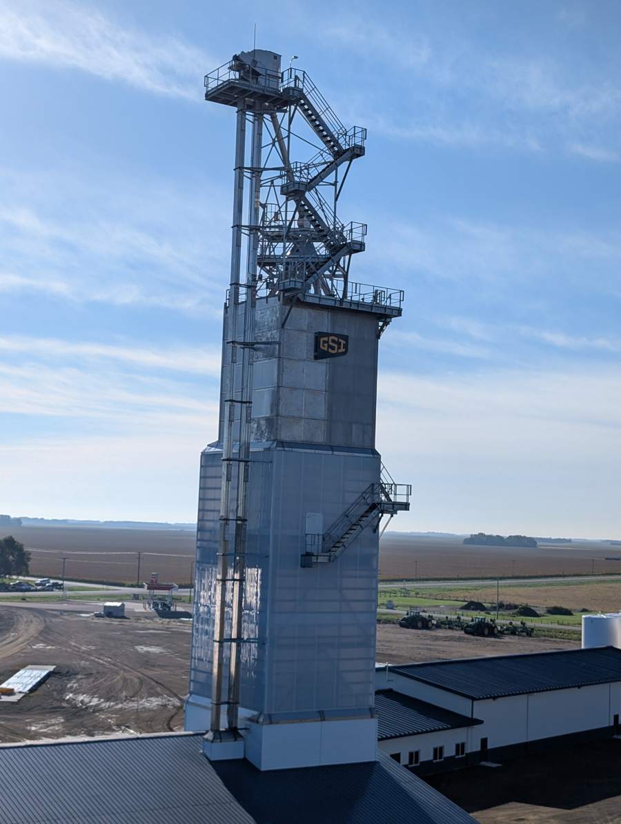 The high-speed blending tower at the new Meadowland Farmers Coop in Echo, MN, can mix and discharge a fertilizer batch in under 30 seconds, allowing loading of over one hundred 20-ton trucks per day.