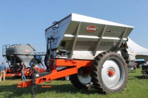 KUHN Advance .1 Series Trailed Fertilizer Spreaders