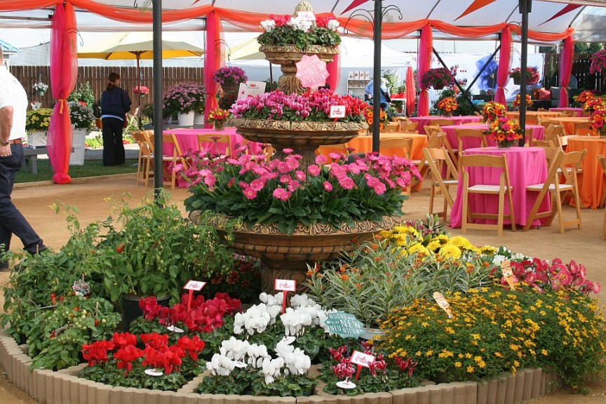 Great idea for a large, refuses-to-sell fountain (photo taken at GroLink)