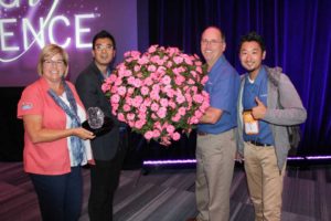 The Sakata team wins the Excellence In Marketing Award For SunPatiens